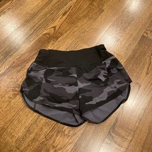 Lululemon athletica black camo shorts xxs